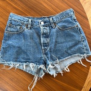 levi's medium wash wedgie short 29